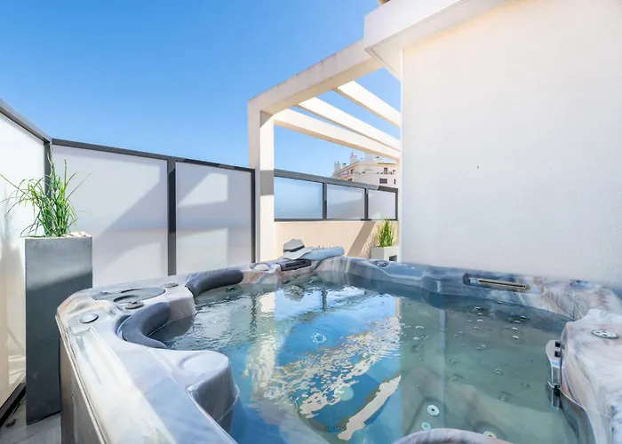 3-br Rooftop With Jacuzzi & Parking *