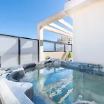3-br Rooftop With Jacuzzi & Parking *