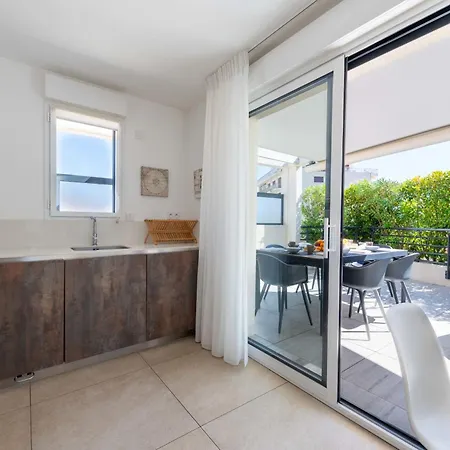 3-br Rooftop With Jacuzzi & Parking *