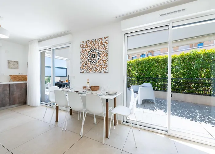 3-br Rooftop With Jacuzzi & Parking Apartment
